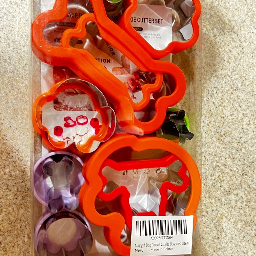 Dog Bone & Cookie Cutter & Sandwich Cutter Set.
NEW in BOX (unopened)